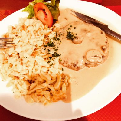 Cordon bleu à la crème, champignons et spaetzle