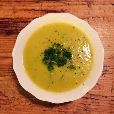 Potage de broccoli et poireaux à la noix de muscade