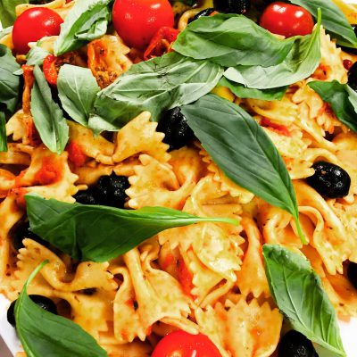 farfalles aux tomates, basilic et olives noires